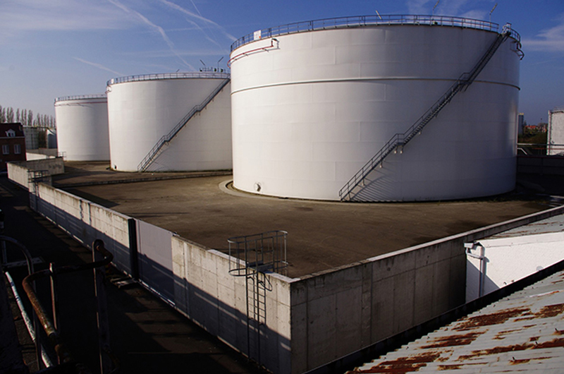 Industrial chemical tank cleaning
